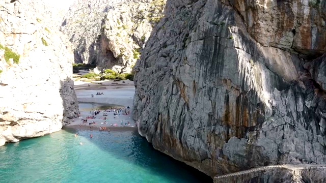 马略卡岛地中海海滩的鸟瞰图视频素材