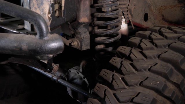 4 k。汽车零件生锈的部分，轮毂。在加油站修理汽车视频素材
