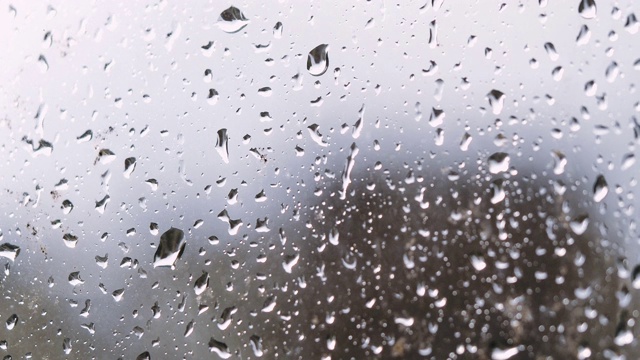 雨天水滴在窗户上视频素材