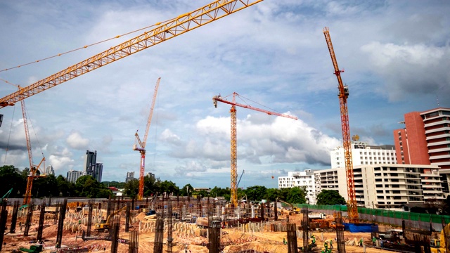 时间流逝:大型建筑工地，有许多起重机在工作视频素材