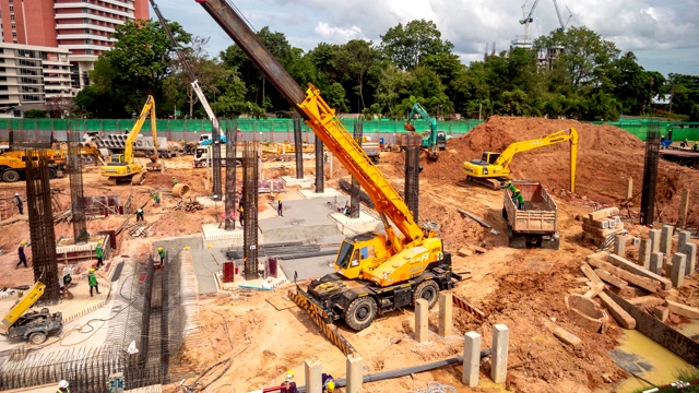 时间流逝:大型建筑工地，有许多起重机在工作视频素材