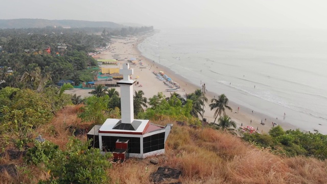 鸟瞰图基督教十字架上的一座山在Arambol，印度视频素材