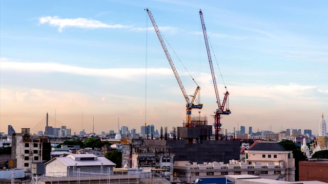 时间流逝:大型建筑工地，有许多起重机在工作视频素材