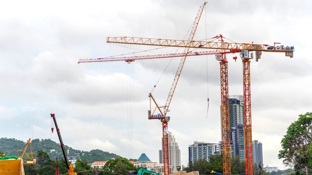 时间流逝:大型建筑工地，有许多起重机在工作视频素材