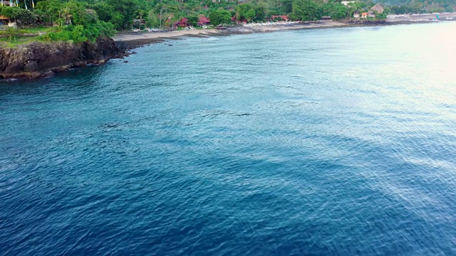 海面，阿米德湾海岸线，鸟瞰图。印度尼西亚,巴厘岛。视频下载