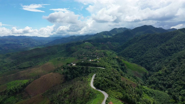 这是一条通往老挝琅勃拉邦的绿色山顶公路，在夏天，由无人机行驶。视频素材