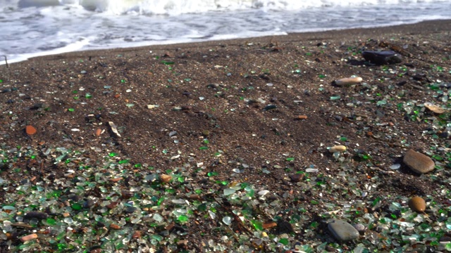 海景，可以看到玻璃海滩的海岸。俄罗斯符拉迪沃斯托克视频素材