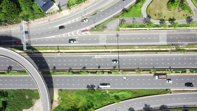 从繁忙的街道和高速公路上空的空中拍摄视频素材