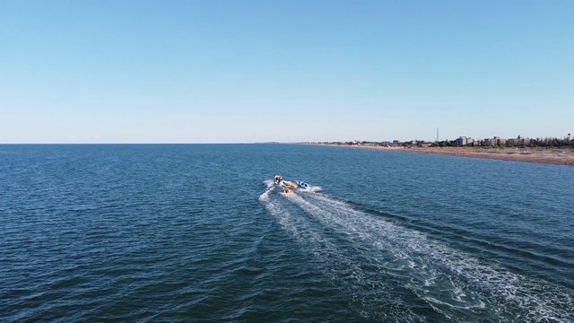 乘船跳伞，极限旅游娱乐，海上休闲娱乐，鸟瞰。美丽的蓝色海洋与地平线的蓝色天空视频素材