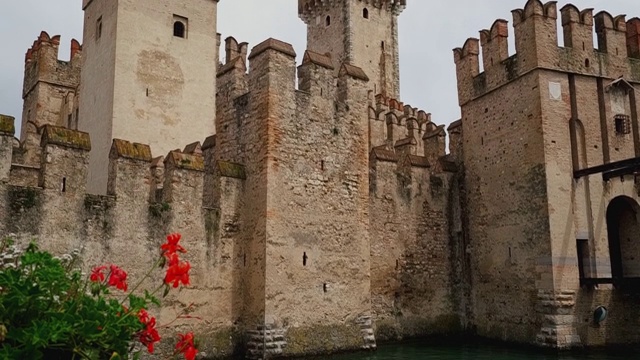 手持倾斜向下拍摄显示Scaligero城堡，加尔达湖，Sirmione，意大利视频素材