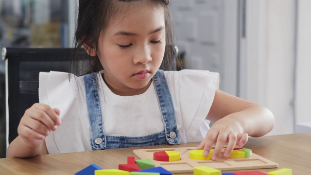 肖像亚洲女孩在客厅玩玩具。视频素材