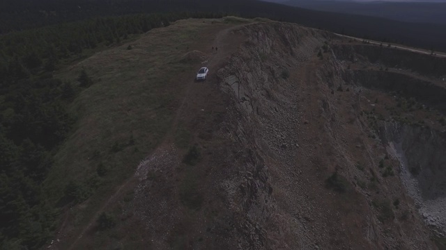 山区救援车通过森林和山区4K空中平地/不分级跟踪拍摄视频素材