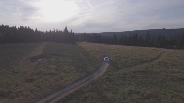 山区救援车通过森林和山区4K空中平地/不分级跟踪拍摄视频素材