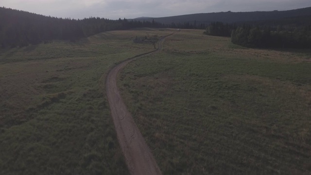 山区救援车通过森林和山区4K空中平地/不分级跟踪拍摄视频素材