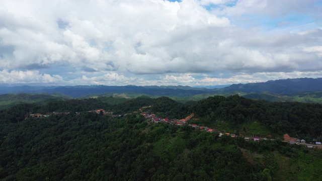 在老挝，一条穿过森林环绕的山村通往琅勃拉邦的公路，在夏天，通过无人机行驶。视频素材