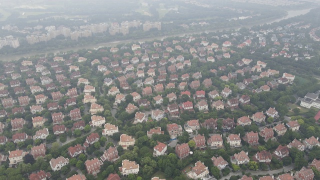 从顶部鸟瞰住宅社区。别墅周围白天绿意盎然视频素材