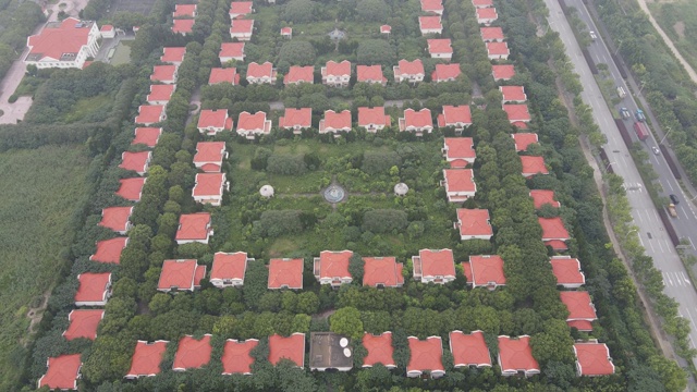 从顶部鸟瞰住宅社区。别墅周围白天绿意盎然视频素材