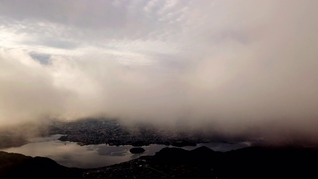 航拍富士山之上的云和移动的薄雾在早上的时间，富士山视频素材