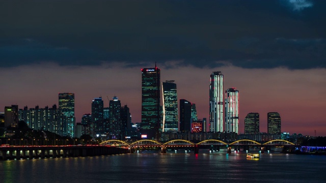 首尔广场和市中心的夜晚/ Yeouido，永登浦区，首尔，韩国视频素材