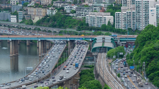 韩国首尔京桂线的大屿站和江边高速公路/城东谷的交通视频素材