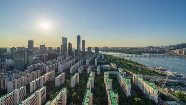 公寓大楼和韩港公园白天/ Yeouido，永登浦区，首尔，韩国视频素材