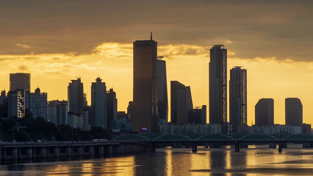 夜幕笼罩在首尔63广场和市中心/ Yeouido，永登浦区，首尔，韩国视频素材