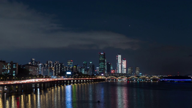 韩国首尔，63广场和市中心的夜晚/ Yeouido, dongjue -gu和yeongdegpo -gu视频素材