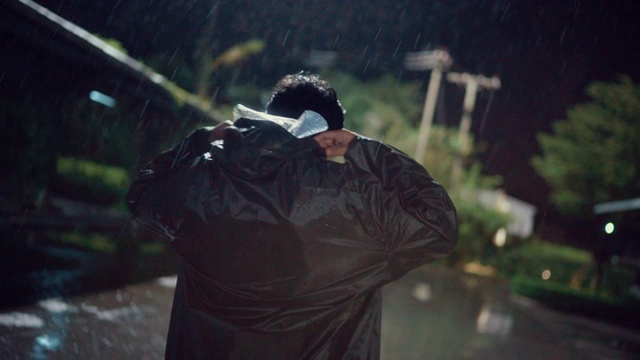 年轻人走在雨中的城市视频素材