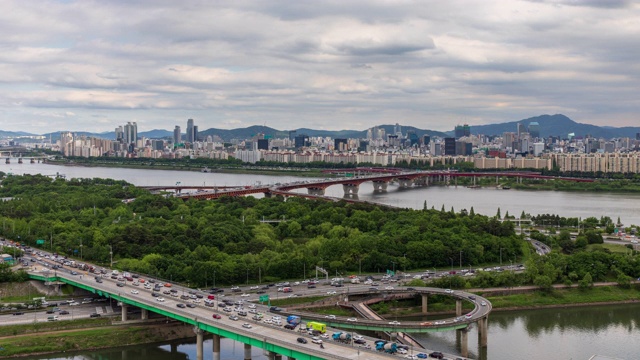 韩国首尔，江滨北路和东布高速公路汉江城速大学城大桥视频素材