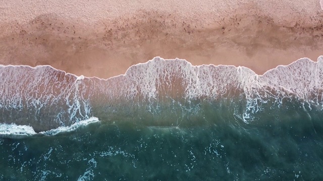 沙滩和蓝色的大海，海岸上波涛汹涌。从上面鸟瞰。视频素材