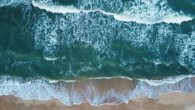 沙滩鸟瞰图。俯视图海浪。视频素材