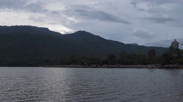 日以继夜的时间流逝，泰国清迈省怀土涛水库;倾斜运动视频素材