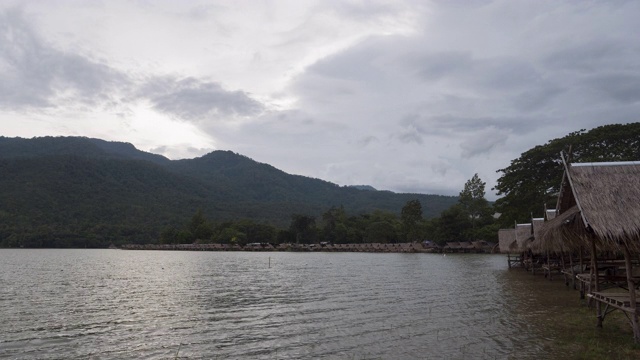 日以继夜的时间流逝，泰国清迈省怀土涛水库;倾斜运动视频素材