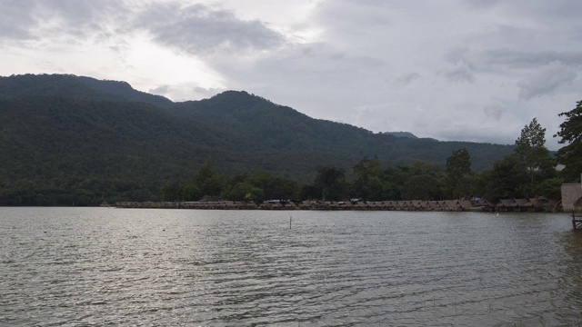 白天到晚上的时间推移Huay Tueng Tao水库，清迈省，泰国;倾斜运动视频素材