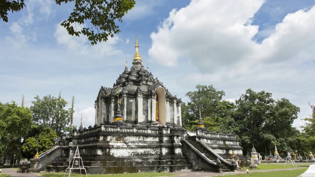 兰邦省樟邦区翁勇街道佛寺佛塔时光流逝塔;倾斜运动视频素材