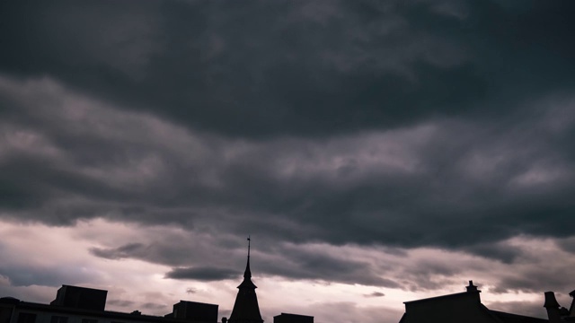 日落雷雨时间在屋顶和教堂流逝视频素材