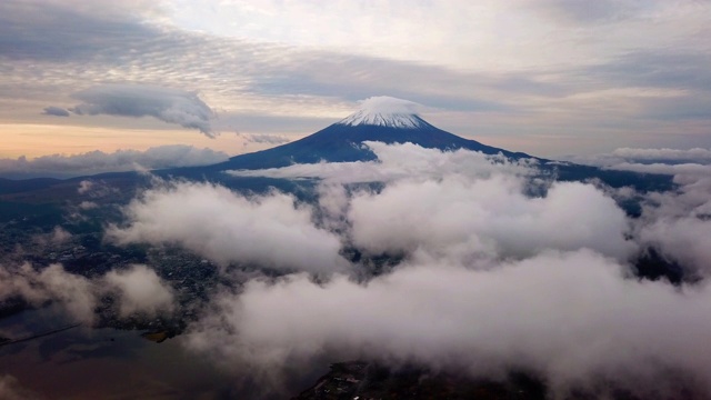 航拍富士山之上的云和移动的薄雾在早上的时间，富士山视频素材