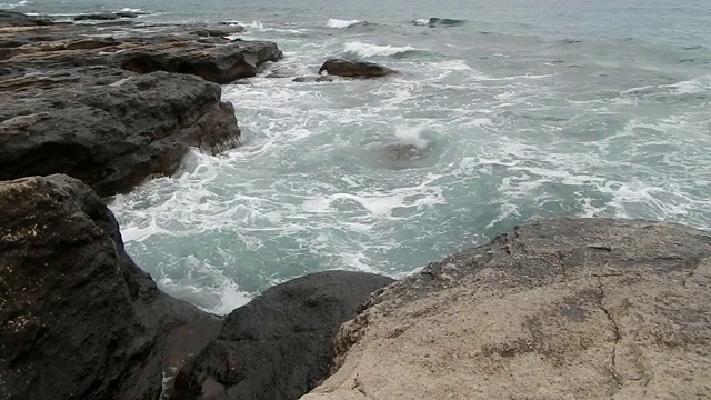 里海的岩石海岸。视频素材