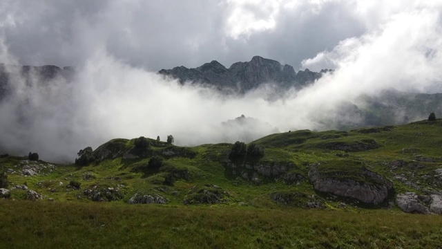 飞过迷雾中的群山。云正在山谷中快速移动。间隔拍摄。航空摄影视频素材