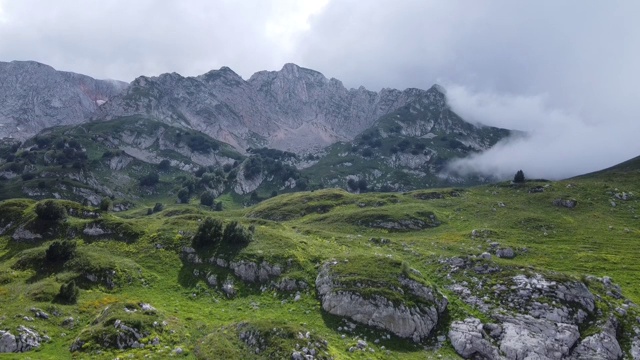 飞过迷雾中的群山。云正在山谷中快速移动。间隔拍摄。航空摄影视频素材