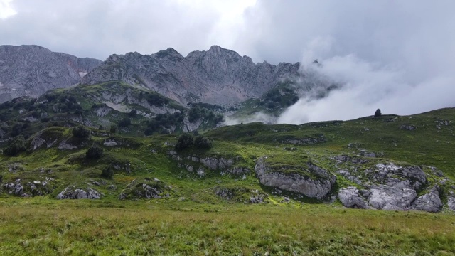 飞过迷雾中的群山。云正在山谷中快速移动。间隔拍摄。航空摄影视频素材