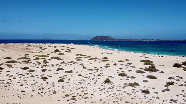 Corralejo沙丘和Lobos沙丘鸟瞰图，Fuerteventura，西班牙视频素材