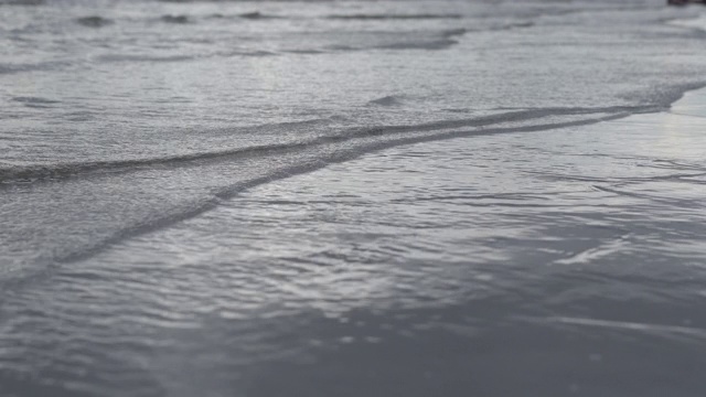 傍晚海滩上的波浪视频素材