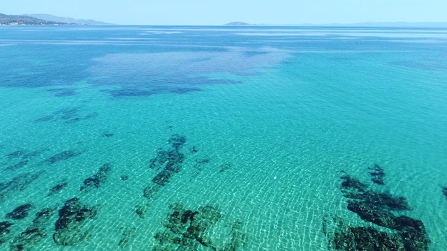 惊人的湛蓝宁静透明的海面和清澈的水视频素材