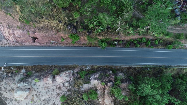 泰国普吉岛水库大坝上的柏油路视频素材