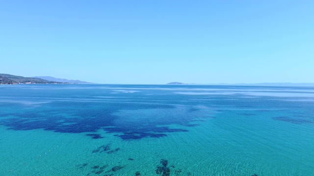 夏季开阔宁静的海面鸟瞰图视频素材