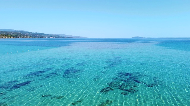 惊人的湛蓝宁静透明的海面和清澈的水视频素材