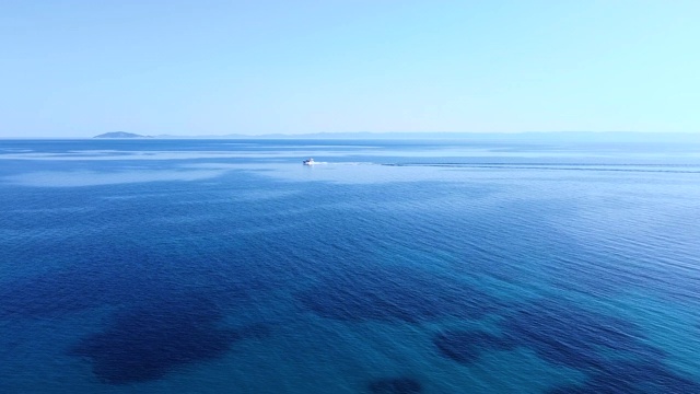 在远海上航行的快艇。鸟瞰图视频素材