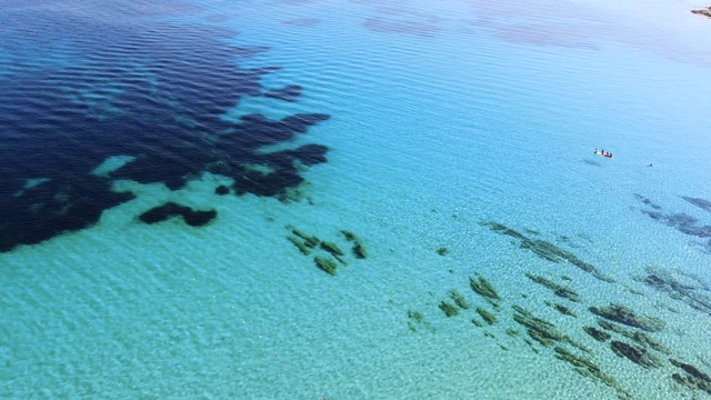 夏季无人机拍摄的宁静的蓝色海水。视频素材