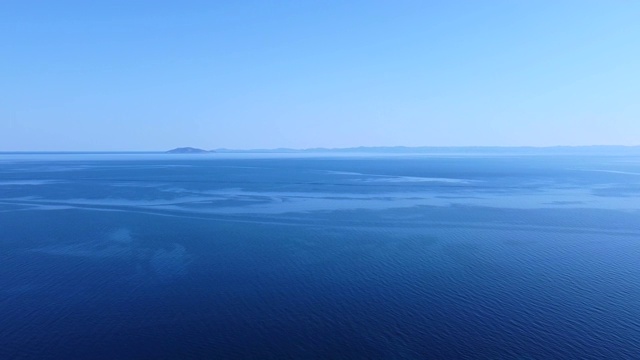 夏季无人机拍摄的宁静的蓝色海水。视频素材